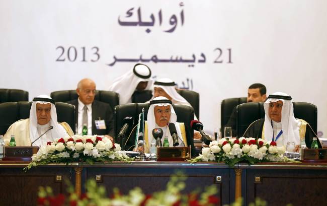 Saudi Arabia’s Oil Minister Ali al-Naimi (center) attends the opening of the Ministerial Conference of the Organization of Arab Petroleum-Exporting Countries in Doha on Saturday. (AFP-Yonhap News)