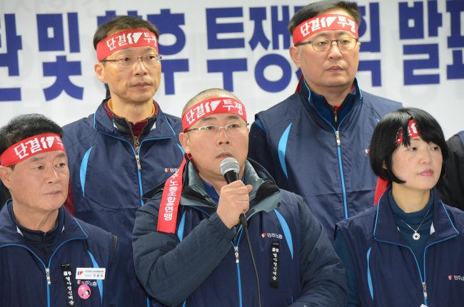 Leaders of the Korean Confederation of Trade Unions, including its chairman Shin Seung-cheol (center), denounce the police raid on the umbrella union’s office at a press conference on Monday. (Chung Hee-cho/The Korea Herald)