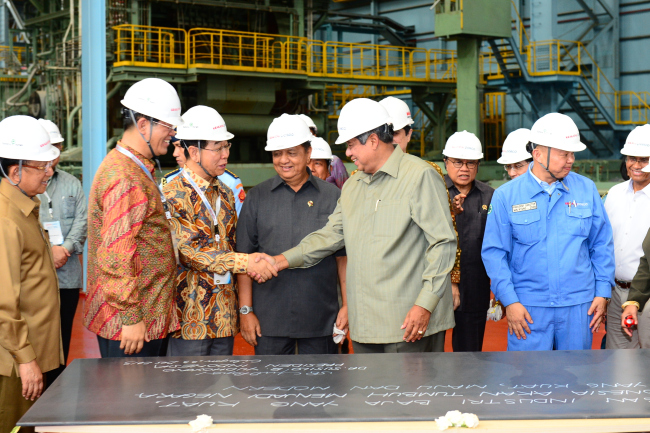 POSCO CEO Chung Joon-yang (third from left) shakes hands with Indonesian President Susilo Bambang Yudhoyono at a ceremony to mark the successful completion of the steel mill in Cilegon, Indonesia, Monday. (POSCO)