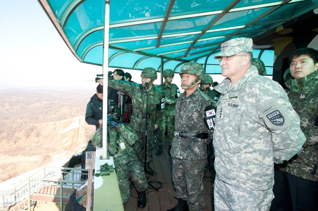 South Korea’s Joint Chiefs of Staff Chairman Adm. Choi Yoon-hee (second from right, front row) and Korea-U.S. Combined Forces Com­mander Gen. Curtis Scaparrotti (right) are briefed on the security situation during their visit to an observation post in the western frontline area on Monday. (JCS)
