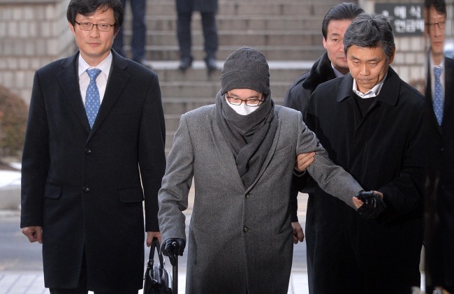 Big firms hit by debt, corruption-- For some chaebol, 2013 was harsh. Heads of SK, Hanwha, CJ, LIG, Taekwang and LIG groups were imprisoned or are being investigated for corruption, while STX and Tongyang groups almost collapsed under debt.