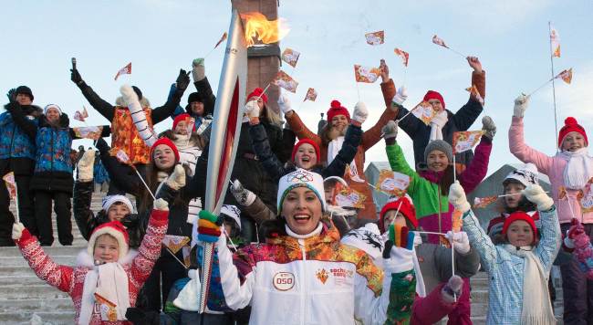 The Sochi 2014 Winter Olympics Organizing Committee shows torchbearer posing for a photo with children in Ufa, the regional capital of the Volga River region of Bashkortostan, about 1,200 kilometers east of Moscow. (AFP-Yonhap News)