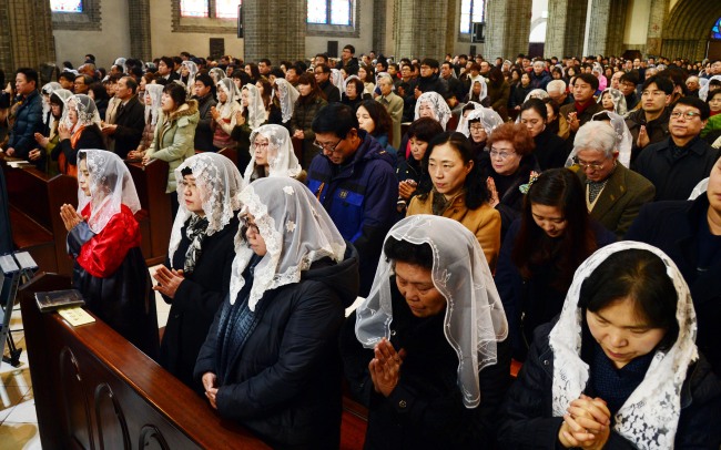 Catholics attend a Christmas Mass at Myeong-dong Cathedral, the seat of the Archdiocese of Seoul, in central Seoul on Wednesday. (Kim Myung-sub/The Korea Herald)