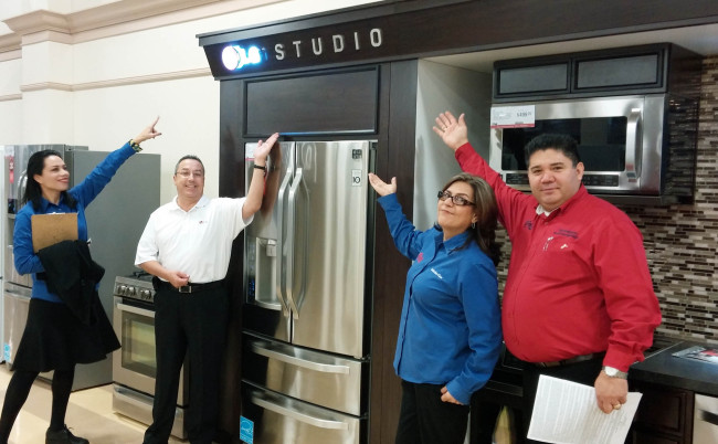 Employees at U.S. electronics chain Conn’s introduce LG Electronics’ kitchen products in Phoenix, Arizona, on Wednesday. (LGE)