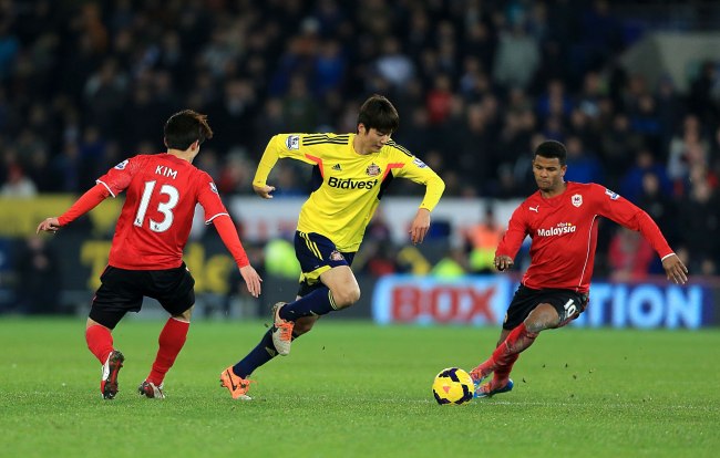 Sunderland’s Ki Sung-yeung (center) battles for the ball with Cardiff City’s Kim Bo-kung (left) and Fraizer Campbellduring at the Cardiff City Stadium in Cardiff, Wales, Saturday. (AP-Yonhap News)