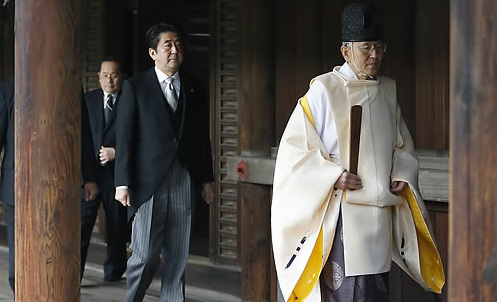 아베 신조 일본 총리(오른쪽 두번째)가 지난 26일(현지시간) 야스쿠니 신사를 참배하고 있다.(연합뉴스)