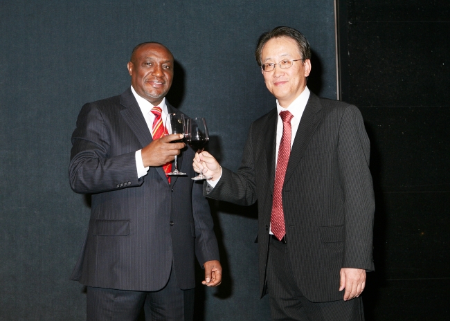 Kenyan Ambassador to South Korea Ngovi Kitau (left) and Vice Minister for Political Affairs Lee Kyung-soo raise their glasses on Jamhuri Day, Kenya’s Independence Day, during the 50th anniversary of the East African nation’s independence from British colonial rule in Seoul on Dec. 16. (Kenyan Embassy)