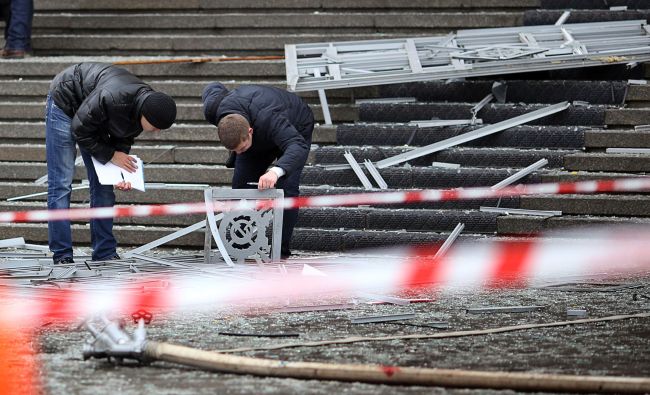 Russian police investigators collect evidence following a suicide attack at a train station in the Volga River city of Volgograd, about 900 kms (560 miles) southeast of Moscow, on December 29, 2013. (AFP)