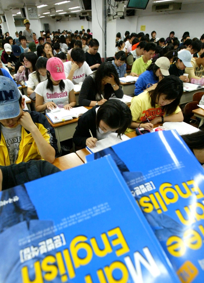 Students attend an English-language class at a private institution in Seoul.  (The Korea Herald file photo)