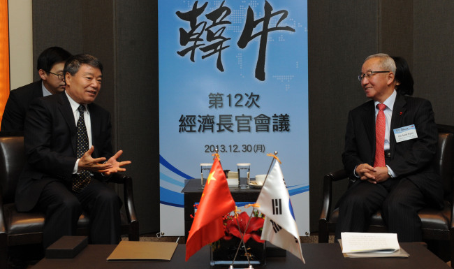 Korean Finance Minister Hyun Oh-seok (right) meets China’s National Development and Reform Commission chairman Xu Shaoshi in Seoul on Monday. (Lee Sang-sub/The Korea Herald)