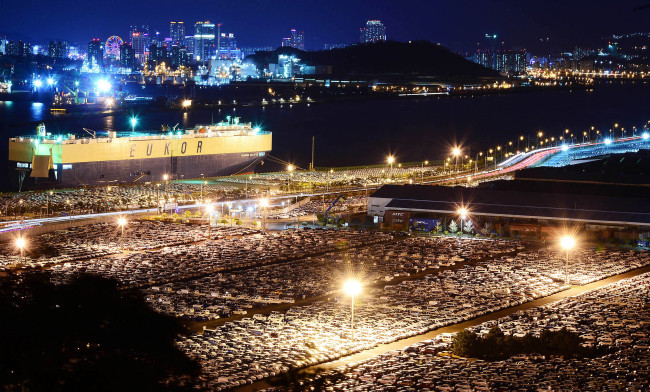 Hyundai Motor vehicles bound for export await shipment at a port near the company’s plant in Ulsan.(Lee Sang-sub/The Korea Herald)