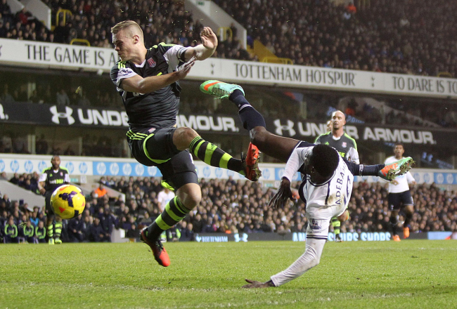 Stoke City’s Ryan Shawcross (left) blocks a volley from Tottenham Hotspur’s Emmanuel Adebayor with his hands to give away a penalty at White Hart Lane, London, Sunday. (AP-Yonhap News)