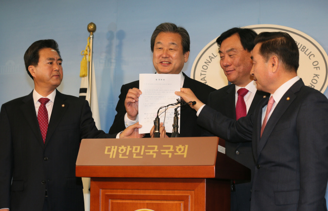 국회 국토교통위 여야의원들이 30일 오전 국회 정론관에서 철도발전소위원회 구성 합의 결과를 발표하고 있다. 왼쪽부터 새누리당 김태흠, 김무성, 민주당 박기춘, 이윤석 의원.(연합뉴스)