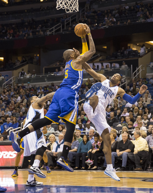 Golden State Warriors Marreese Speights (center) fights for the rebound with Orlando Magic’s Arron Afflalo during the second half of an NBA basketball game in Orlando, Florida, Tuesday. (AP-Yonhap News)