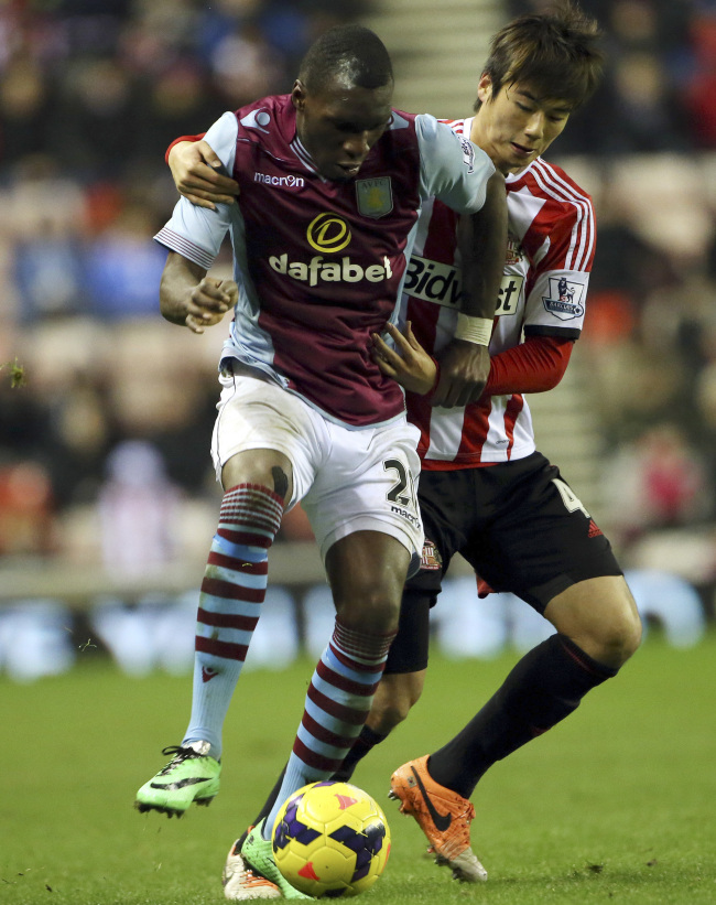 Sunderland’s Ki Sung-yueng (right) vies for the ball with Aston Villa’s Christian Benteke on Wednesday. (AP-Yonhap News)