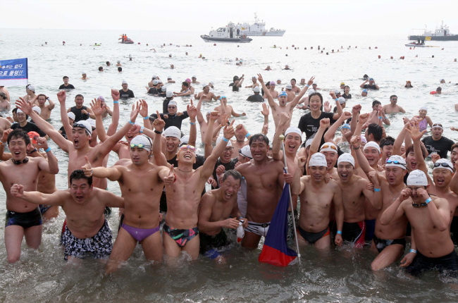Swimmers pose for a photo at the Polar Bear Swimming Contest in Busan last year. (Polar Bear Swimming Contest)