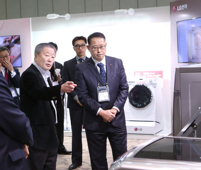 LG Group chairman Koo Bon-moo (left) attends the meeting of LG Electronics’ 2014 business strategy at the Korea International Exhibition Center in Ilsan, Gyeonggi Province, Friday. (LG Group)