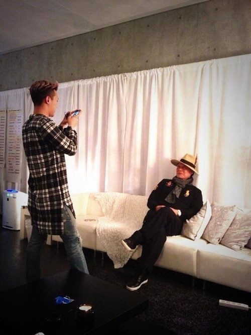 G-Dragon(left) and his father (Twitter)