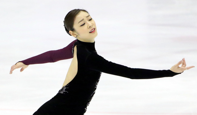 '피겨 여왕' 김연아가 5일 오후 경기도 고양시 어울림누리 얼음마루 빙상장에서 열린 'KB금융 코리아 피겨스케이팅 챔피언십 2014' 시니어 여자 싱글 프리스케이팅 경기에서 매혹적인 연기를 펼치고 있다. (연합뉴스)