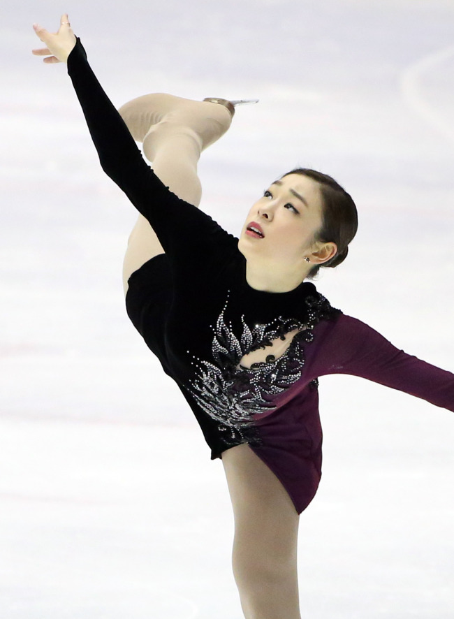 '피겨 여왕' 김연아가 5일 오후 경기도 고양시 어울림누리 얼음마루 빙상장에서 열린 'KB금융 코리아 피겨스케이팅 챔피언십 2014' 시니어 여자 싱글 프리스케이팅 경기에서 매혹적인 연기를 펼치고 있다. (연합뉴스)