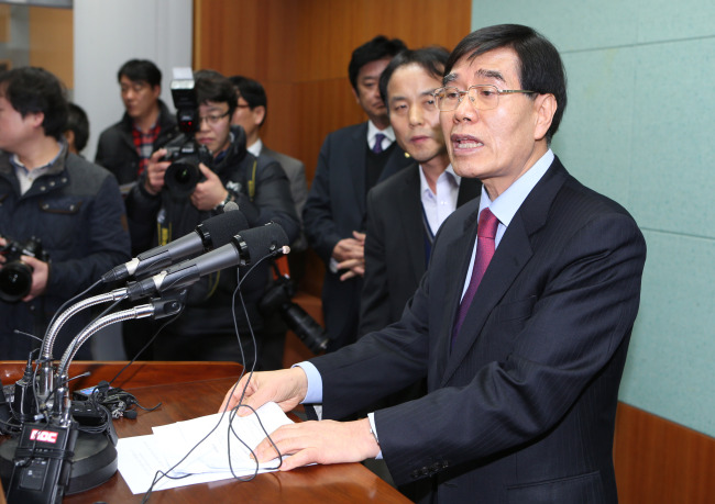 Sangsan High School principal Park Sam-ok announces his school’s decision not to use Kyohak Publishing Co.’s history textbook in a press conference on Tuesday. (Yonhap News)