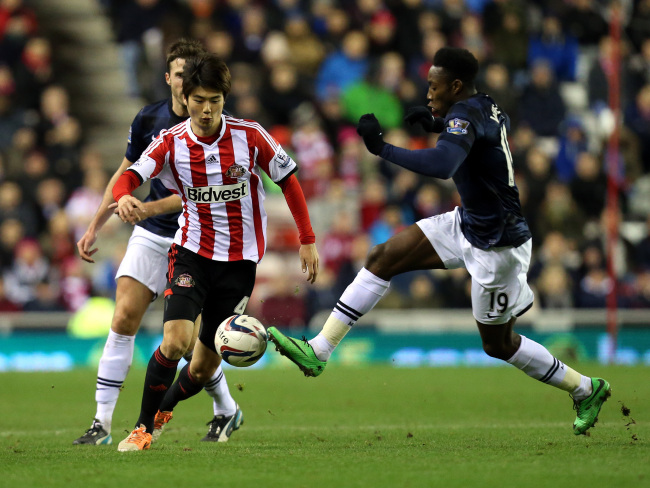 Sunderland’s Ki Sung-yueng (left) vies for the ball with Manchester United’s Danny Welbeck on Tuesday. (AP-Yonhap News)