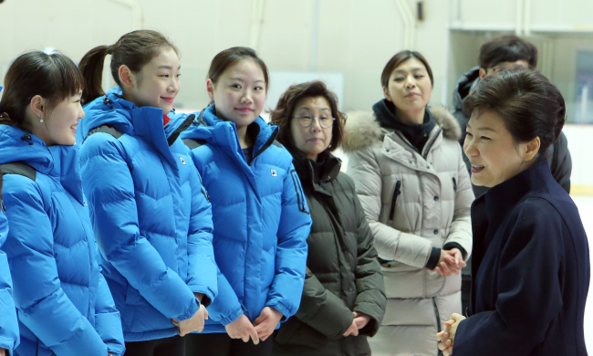 President Park Geun-hye (right) visits the National Training Center in northern Seoul on Wednesday to encourage Korean athletes who will compete in the upcoming Sochi Winter Olympic Games. (Yonhap News)