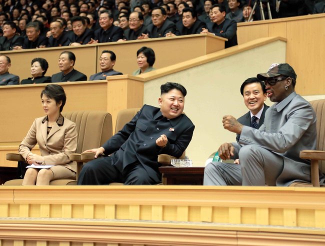 North Korean leader Kim Jong-un (center) talks to Dennis Rodman, former NBA star, while watching a friendly game between North Korean players and ex-NBA players at the Pyongyang Indoor Stadium in Pyongyang on Wednesday. (Yonhap News)