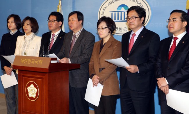 Democratic Party lawmakers protest the Education Ministry’s announcement over a controversial history textbook at the National Assembly in Seoul, Wednesday. From left: Reps. Yoo Eun-hye, Bae Jae-jung, Yoo Ki-hong, Do Jong-hwan, Park Hae-ja, Woo Won-shik and Park Hong-keun (Lee Gil-dong/The Korea Herald)