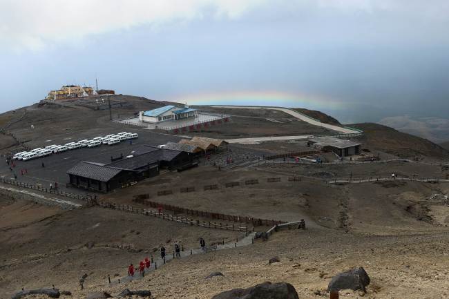 A group of tourists climb Mount Baekdusan in China’s Jillin Province on Aug. 28. (AFP-Yonhap News)