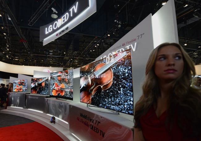 LG’s 77-inch flexible OLED TVs are on display at the 2014 International CES in Las Vegas on Wednesday.(UPI-Yonhap News)