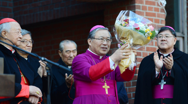 Newly named Korean cardinal Andrew Yeom Soo-jung holds a bouquet of flowers in a congratulatory ceremony at the Seoul Archdiocese building in Myeong-dong, Seoul, Monday. (Kim Myung-sub/The Korea Herald)