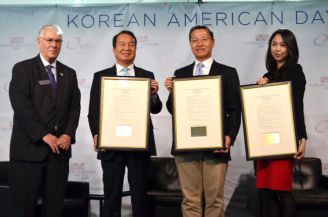 (Second from left) Simon Lee, the founder of STG Corp.; Michael Yang, cofounder of Become.com and mySimon.com; Sarah Paiji, cofounder of Snapette, attend the Korean American Day celebration luncheon at the Newseum in Washington, Monday. (Yonhap News)