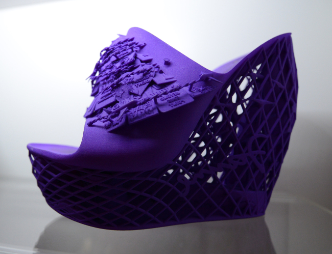 A shoe printed on a Cube 3-D printer by 3-D Systems is on display at the 2014 International CES, a trade show of consumer electronics, in Las Vegas, Nevada, Jan. 9. (UPI-Yonhap News)