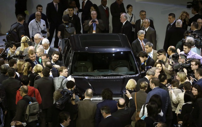 Journalists surround the new F-150, which has a body built almost entirely out of aluminum, at the North American International Auto Show in Detroit. (AP-Yonhap News)