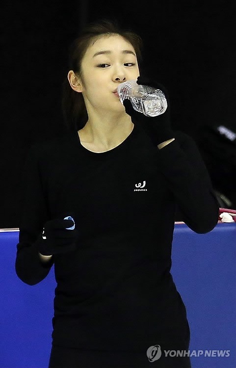 연습 중 물 마시고 있는 김연아(연합뉴스)