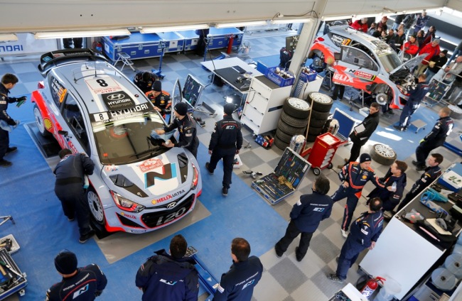 Hyundai Motorsport drivers and engineers make final checkups on the i20 rally car before the World Rally Championship’s first Monte-Carlo Rally kicks off in Monaco on Thursday. (Hyundai Motor)