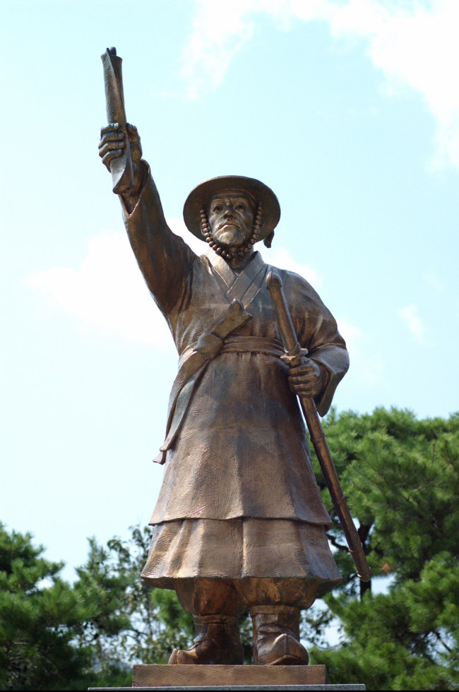 A statue of An Yong-bok in Busan(The Korea Herald file photo)