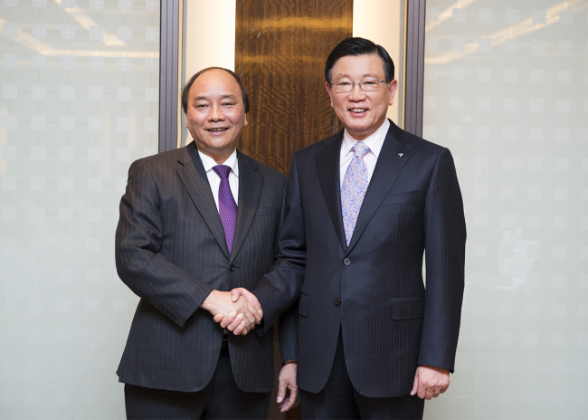 Kumho Asiana Group chairman Park Sam-koo (right) shakes hands with Vietnam’s Vice Prime Minister Nguyen Xuan Phuc on Sunday at the Westin Chosun Hotel in downtown Seoul, after discussing ways to expand ties between Korea and Vietnam. (Kumho Asiana Group)