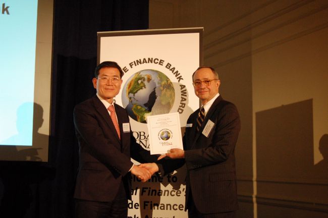 Chung Dong-choon (left), general manager of Korea Exchange Bank’s London branch poses with Joseph Giarraputo, publisher and editorial director of Global Financial, during an award ceremony in London on Tuesday. The magazine named KEB the best trade finance bank in Korea. (KEB)