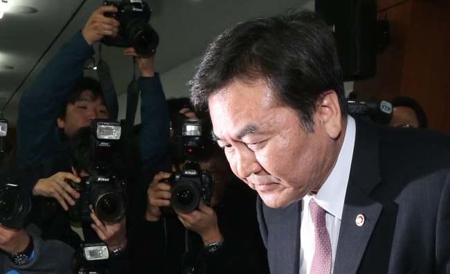 Financial Services Commission chairman Shin Je-yoon bows his head in apology for the recent leak of customer information by financial and credit card companies in a news conference held in Seoul on Wednesday. (Yonhap News)