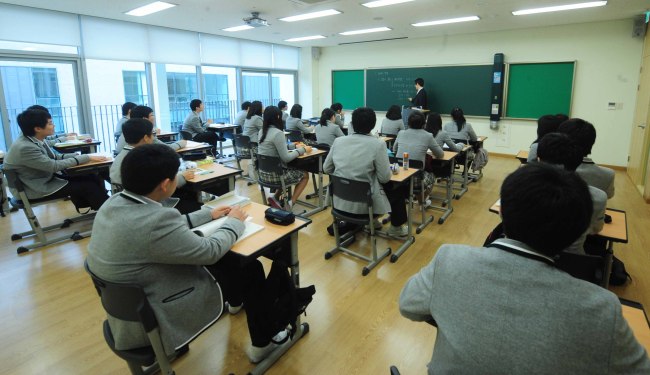 Students attend math class at Hana Academy Seoul, an autonomous high school in Seoul. (File Photo)