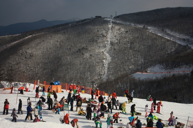 Snowboarders and skiers gather at the Mountain Top area of High1 Resort, near Gohan-eup, Gangwon Province. (Matthew Crawford/The Korea Herald)