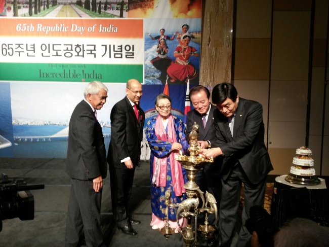 Indian Ambassador to South Korea Vishnu Prakash (second from left) and Dato Haji Harun Ismail (left), Bruneian ambassador and dean of the diplomatic corps in Korea, are joined by local dignitaries in lighting a ceremonial candle during a reception celebrating India’s 65th Republic Day in Seoul on Thursday. (Philip Iglauer/The Korea Herald)