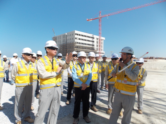 Trade, Industry and Energy Minister Yoon Sang-jick (center), Korea Electric Power Corp. CEO Cho Hwan-eik (left in the first row) and other officials look around Friday the construction site of a nuclear power plant being built by a KEPCO-led consortium in Barakah, United Arab Emirates. (KEPCO)