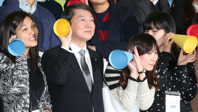 Independent lawmaker Rep. Ahn Cheol-soo takes part in a performance symbolizing his intentions to represent the people at the launch event for the youth committee of his new politics committee at the National Assembly on Monday. Ahn also revealed that his party, slated to launch in March, would assume the temporary name “New Politics Party” until a permanent name is chosen. (Lee Gil-dong/The Korea Herald)