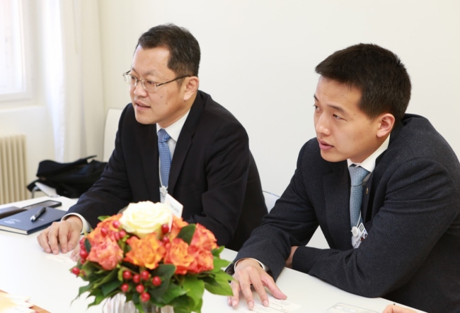 Hanwha Q-Cells CEO Charles Kim (left) and Kim Dong-kwan, the firm’s chief strategy officer, attend a press meeting on the future prospects of Hanwha’s solar power business at the 2014 WEF annual meeting. (Hanwha Group)