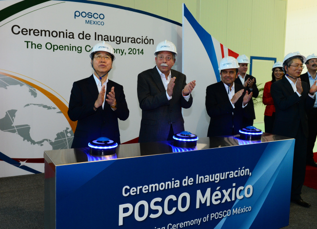 (From left) POSCO CEO Chung Joon-yang, Tamaulipas Gov. Egidio Torre Cantu and Secretary of Economy Ildefonso Guajardo applaud during the opening ceremony of the steelmaker’s new plant in Altamira, Tamaulipas state, Mexico, Tuesday. (POSCO)