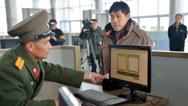 A South Korean businessman uses a newly introduced electronic identification system at a customs and immigration office in Gaeseong before entering a joint factory park in the North Korean border city Tuesday.(Kim Myung-sub/The Korea Herald)