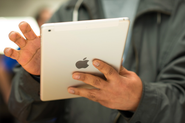 A customer tries out the new Apple Inc. iPad Air at the 5th Avenue Apple store in New York. (Bloomberg)